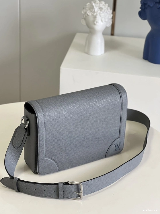 WIS VUITTON FLAP LOUIS MESSENGER NEW 0810